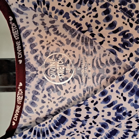 Scrub Top - Picture 3 of 4